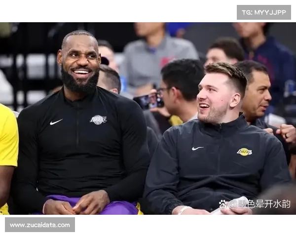 湖人名宿魔术师约翰逊亲临季前赛现场现场指导年轻球员展现传奇风采